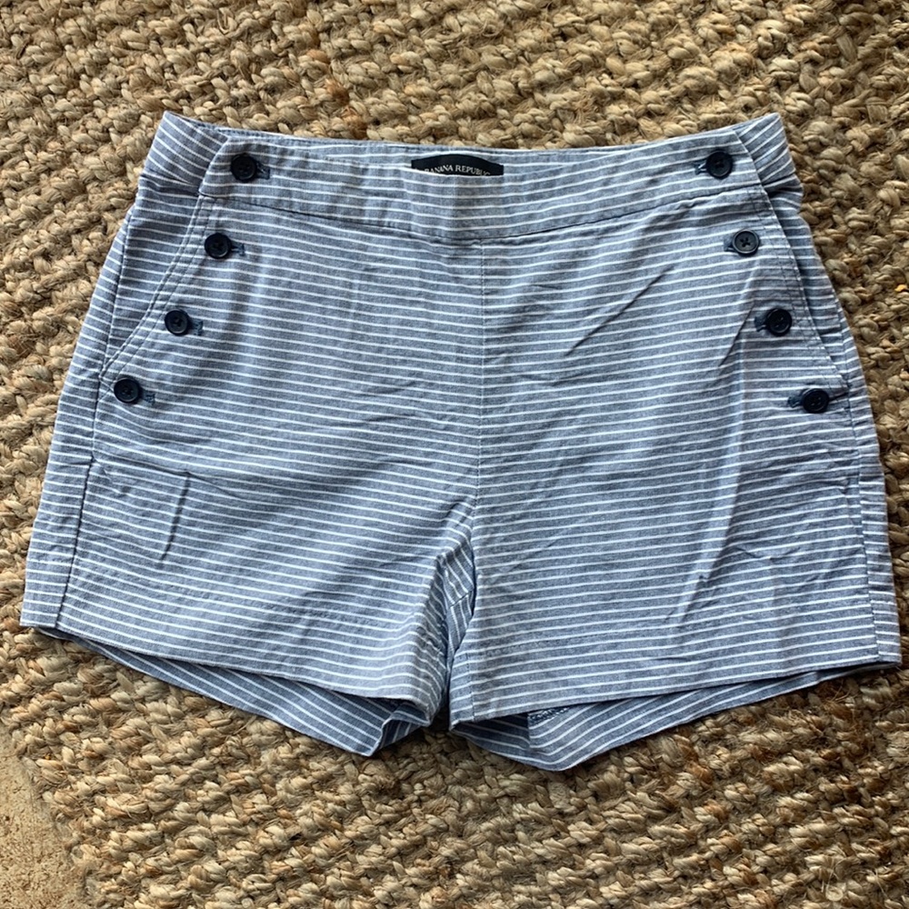 Banana republic shorts!Buttons are functioning on both sides. Size 2. Blue shade